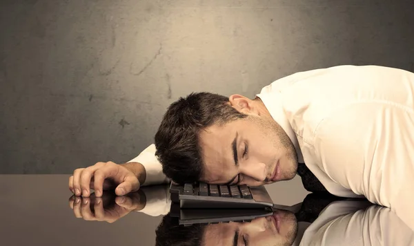 Frustrada cabeza de hombre de negocios en el teclado — Foto de Stock