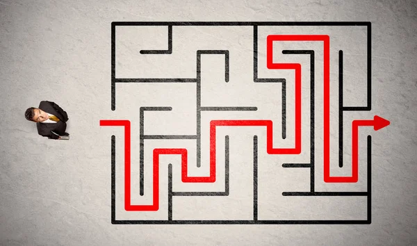 Elveszett üzletember alapít a út a labirintus a piros nyíl — Stock Fotó