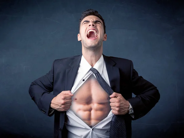 Omul de afaceri rupând cămașa și arătând corpul mucular — Fotografie, imagine de stoc