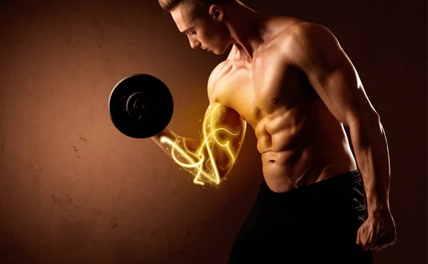力こぶのエネルギーと重量挙げ筋肉ボディビルダーが点灯します。 — ストック写真