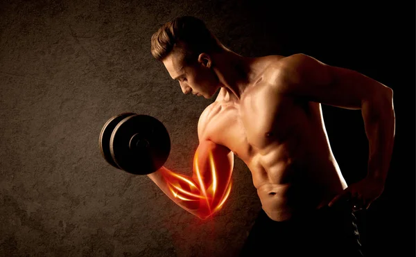 Fit Bodybuilder hebt Gewicht mit rotem Muskelkonzept — Stockfoto