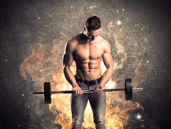 Zdrowy gorący mężczyzna pokazuje mięśnie z ogniem — Zdjęcie stockowe