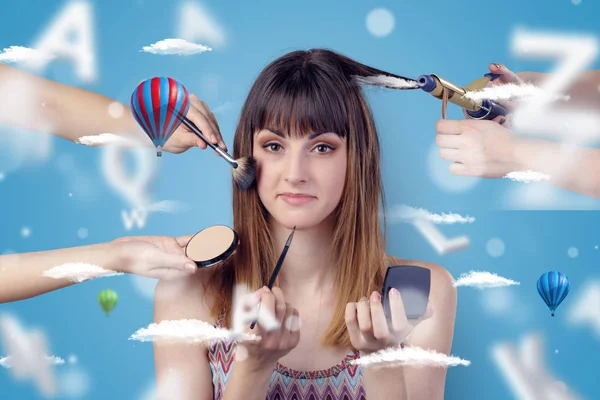 Jonge vrouw bij Kapper met lucht ballon thema — Stockfoto