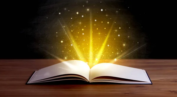 Κίτρινα φώτα πάνω από το βιβλίο — Φωτογραφία Αρχείου