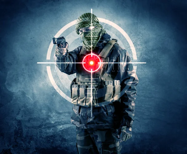 Maschera terrorista uomo con pistola e bersaglio laser sul suo corpo — Foto Stock