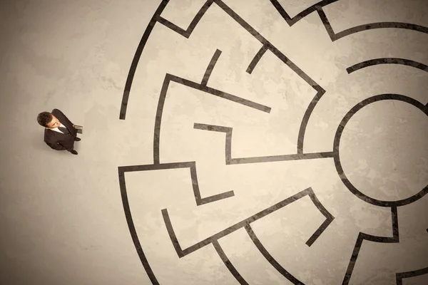 Förlorade affärsman letar efter ett sätt i cirkulär labyrint — Stockfoto
