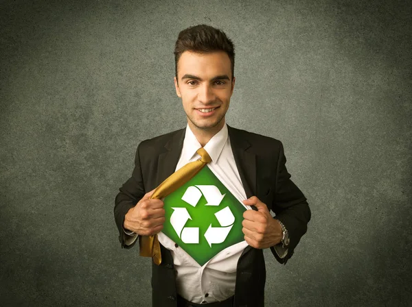 Enviromentalist zakenman scheurt shirt af met recycle teken — Stockfoto