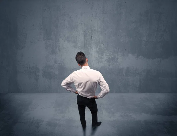 Homme d'affaires debout devant un mur urbain — Photo