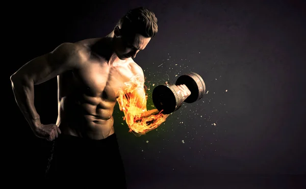 Bodybuilder idrottare lyfta vikt med brand explodera arm koncept — Stockfoto