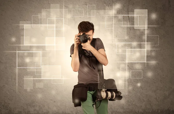 Muž Holdig profesionální fotoaparát s objektivem — Stock fotografie