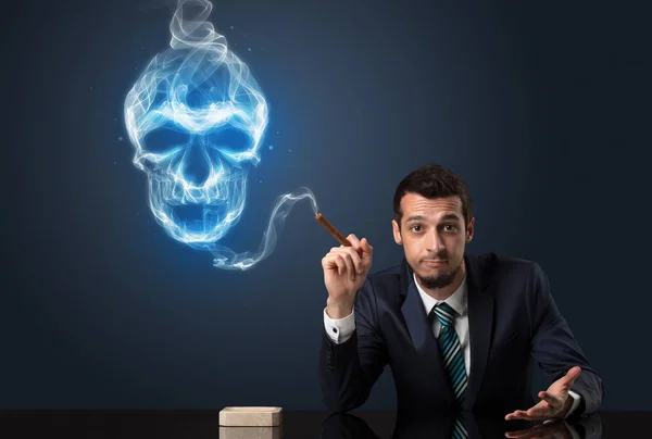 Empresário fumar cigarro — Fotografia de Stock