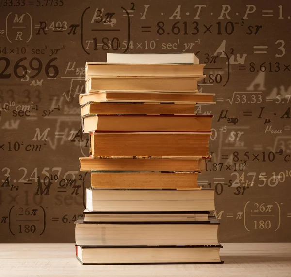 Knihy na vinobraní pozadí s matematickými vzorci — Stock fotografie