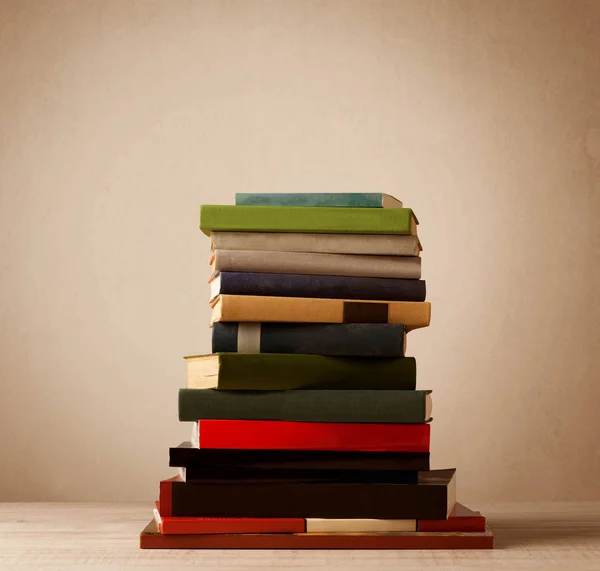 Una pila de libros con fondo vintage — Foto de Stock
