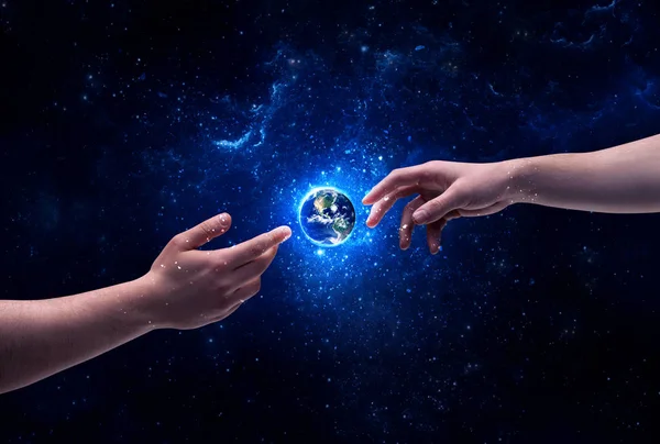 Händerna i rymden berör planeten jorden — Stockfoto