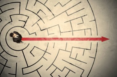 Dairesel bir labirent ortasında duran iş kişi