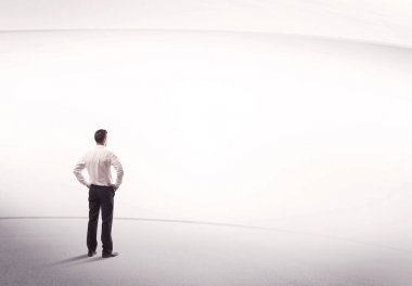 Çantası yerinde duran bir iş adamı.