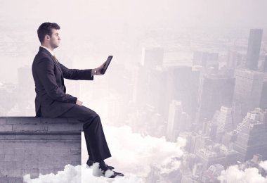 Satış elemanı şehrin sınırında oturuyor.