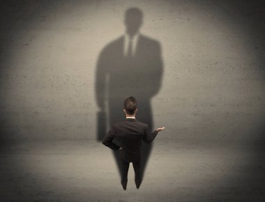 İş adamı büyük gölge kavramına bakıyor
