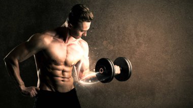 Vücut geliştirici enerji dolu beyaz çizgiler konseptiyle ağırlık kaldırıyor