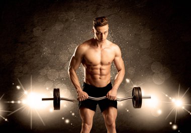 Güçlü seksi erkek vücut çalışıyor.