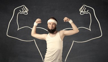 Çekici kasları olan zayıf genç bir adam.