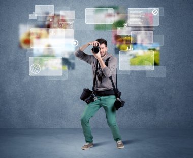 Kameralı yakışıklı fotoğrafçı.