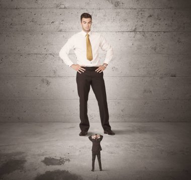 Büyük bir iş adamı küçük bir iş arkadaşına bakıyor.