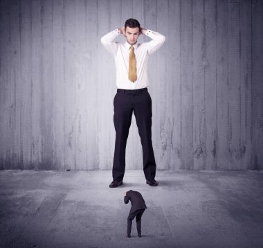 Büyük patron küçük iş adamına lokma atıyor.