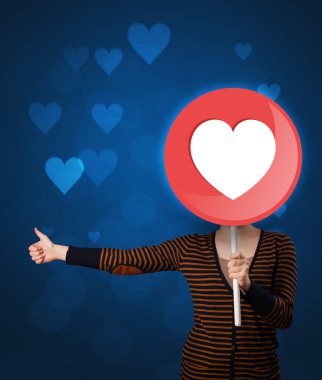 Kalp işareti tutan kadın