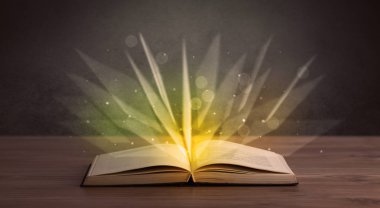 Kitap üzerinde sarı ışık 
