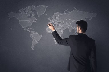 Dünya haritası olan iş adamı