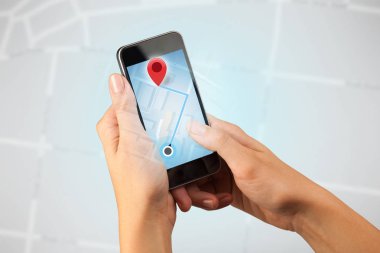 Akıllı telefon tutan bir kadın.