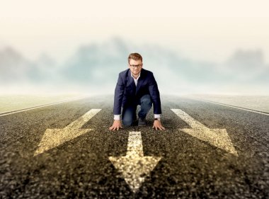 Hazır konumda diz çökmüş işadamı