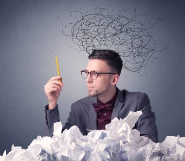 İşadamı buruşuk kağıt üzerinde