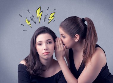 Kız onu kız arkadaşına gizli şeyler söylüyorum