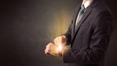 Smartwatch giyen işadamı.