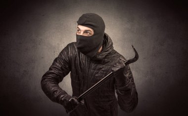 Hırsız aracı ile.