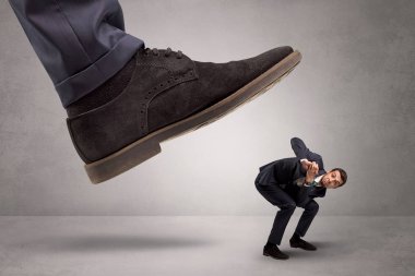 Küçük adam büyük bir güç tarafından ayaklar altına