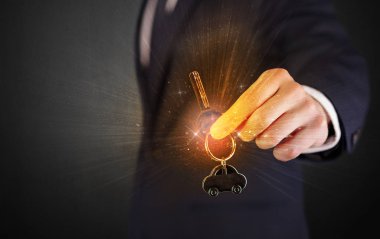 Takım elbiseli adam el tuşları