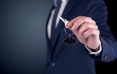 Genç adam el tuşları 