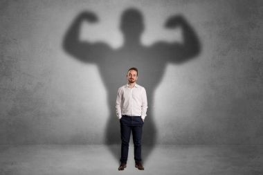 Arkasından kas gölge ile işadamı