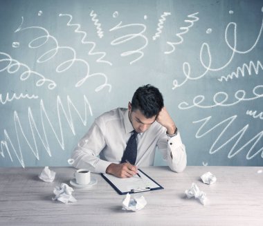 Yorgun ofis çalışanı ile çizilmiş dağınık satırları