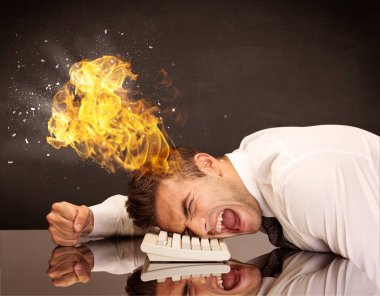 Stresli iş adamının kafası yanıyor.