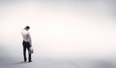 Boş beyaz arkaplanı olan satıcı