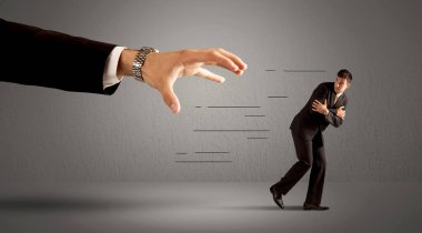 İş adamı büyük bir elden kaçıyor.