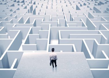 İşadamı sonsuz labirent bakıyor