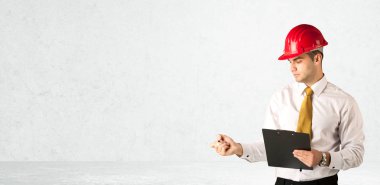 Boşlukta çizim yapan genç mimar