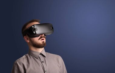 İşadamı ile sanal gerçeklik koruyucu gözlük