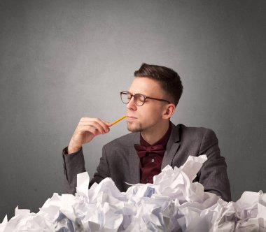 İşadamı buruşuk kağıt arkasında