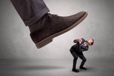 Çalışan büyük patron ayak korkuyor